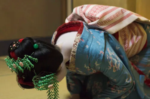 geisha bowing