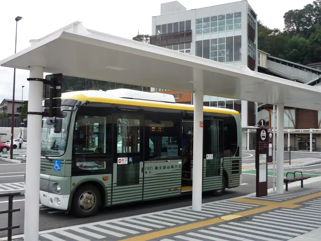 Fujikyu Yamanashi bus at the station
