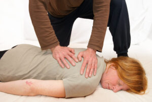 shiatsu massaggio schiena dolori spalle applying cervicale